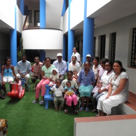 En 2012, Anyma a construit à proximité de l’hôpital JRA un Centre Social avec Foyer d’Accueil pour les familles des enfants hospitalisés à Antananarivo. Notre Fonds de dotation a participé financièrement à ce projet. Le centre souhaite s’agrandir et acheter un terrain qui servira à un nouveau bâtiment de 30 lits. Nous participons à nouveau à ce projet d’extension.
