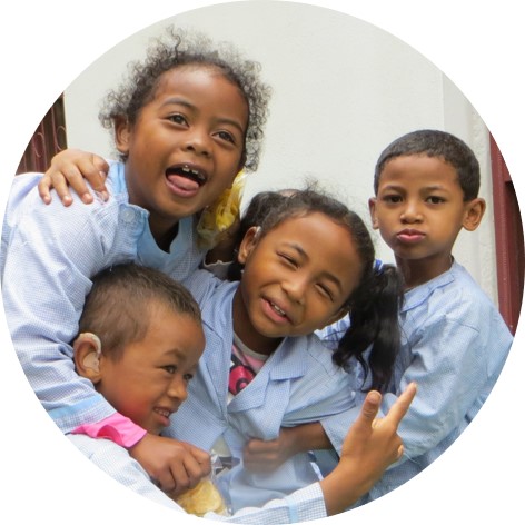 Aka Ma est une école située à Antananarivo qui accueille des jeunes souffrant de déficience auditive. C’est aussi un centre de référence qui assure des formations à la langue des signes. Grâce à un don des laboratoires SERB (https://serb.eu/), nous aidons l’école pour l’équipement informatique et mobilier de leur salle de formation et le renouvellement du matériel de l’internat.
