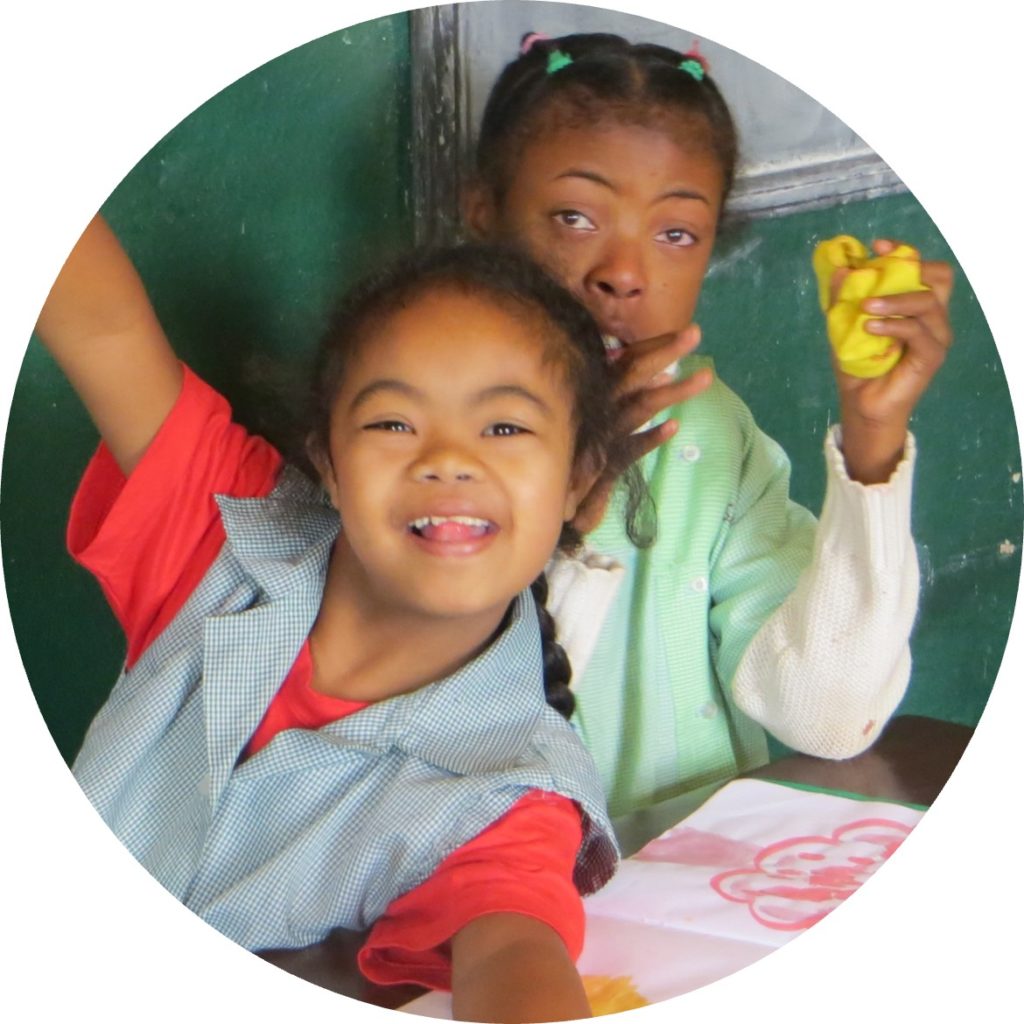 Situé à Antananarivo, Orchidées Blanches est un centre précurseur en matière d’accompagnement socio-éducatif de personnes souffrant de handicap intellectuel. Grâce à un don des laboratoires SERB (https://serb.eu/), nous aidons l’école pour l’acquisition de stations de travail individuelles pour 10 salles de classe ainsi que les tables et chaises des réfectoires